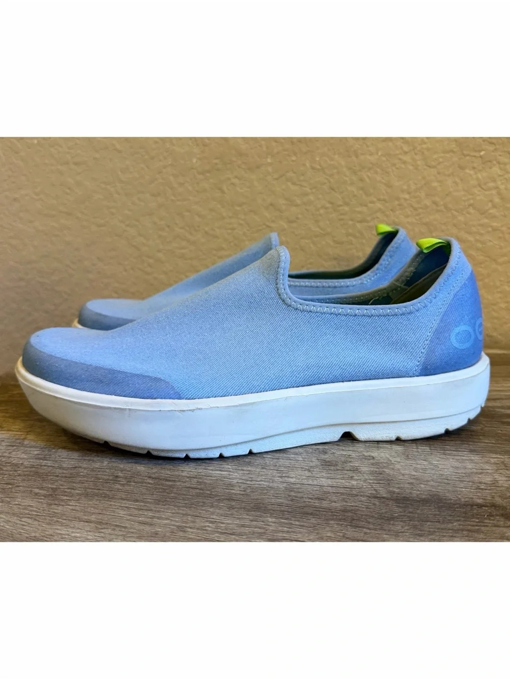 Oofos Oomg eeZe Low Sport Recovery Shoes Denim Light Blue Womens Size 9